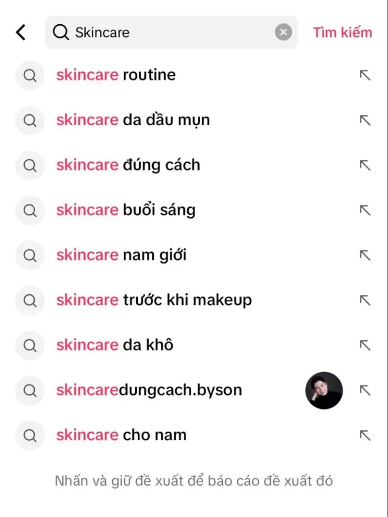 Thanh tìm kiếm của Tiktok sẽ gợi ý những từ khóa liên quan (ngách) đến từ khóa chính